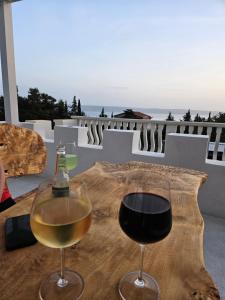 two glasses of wine sitting on top of a table at Apartman Lidija in Starigrad