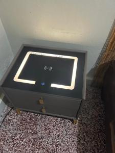 eine große Blackbox auf dem Boden in einem Zimmer in der Unterkunft Joe Apartment in San Juan