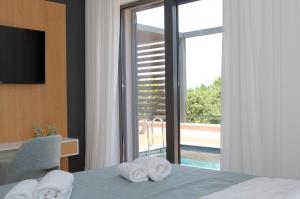 ein Schlafzimmer mit einem Bett und einer Glasschiebetür in der Unterkunft Villa Ardura in Zaton + 27 Fotos