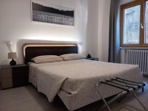 ein Schlafzimmer mit einem Bett und einem Fenster in der Unterkunft Malcesine with Charme - Family&friends Superior 2 bedrooms apartment in Malcesine + 19 Fotos