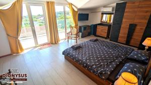 A bed or beds in a room at Arode Villa Dionysus
