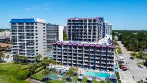 una vista aérea de dos edificios altos y una piscina en Grande Shores Ocean Resorts Condominiums, en Myrtle Beach