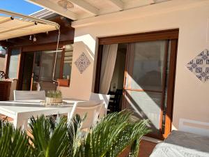 eine Terrasse mit Tisch und Stühlen auf einem Balkon in der Unterkunft Casa vacanze La Chicca in Capo dʼOrlando