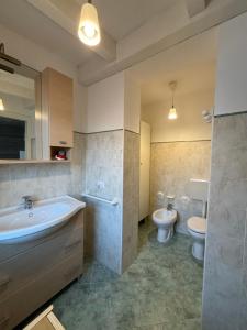 ein Badezimmer mit 2 WCs, einer Badewanne und einem Waschbecken in der Unterkunft Casa vacanze La Chicca in Capo dʼOrlando + 19 Fotos