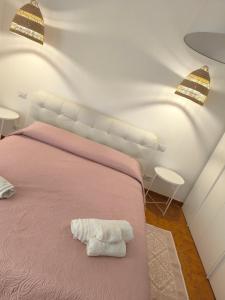 una camera da letto con un letto rosa con due asciugamani di Villa Rosa a Chia Altre 73 foto