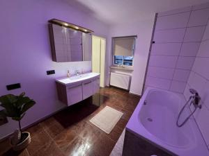 Ένα μπάνιο στο BOHO Apartment Vintage nähe Salzburg