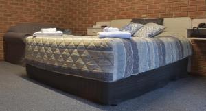 Postel nebo postele na pokoji v ubytování Burra Motor Inn