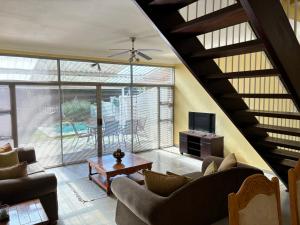 フェリーニヒングにあるRipplewoodのソファとテーブルとテレビのあるリビングルーム