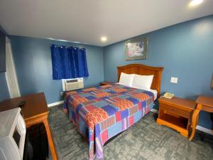 Ένα ή περισσότερα κρεβάτια σε δωμάτιο στο Royal Inn