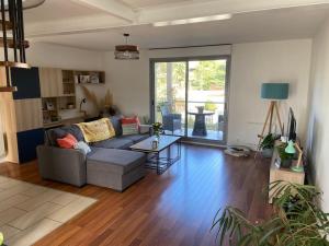 Χώρος καθιστικού στο Superbe appartement en duplex lumineux à Gradignan +1 φωτογραφίες