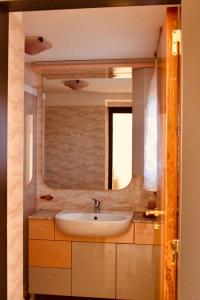 ein Badezimmer mit Waschbecken und Spiegel in der Unterkunft Villa Rosanna's Haven-Relax a pochi minuti da Monopoli in Antonelli + 36 Fotos