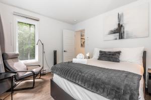 Postel nebo postele na pokoji v ubytování Chalet Listra peace & spa - 16 min to Tremblant