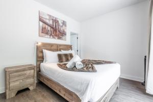 Postel nebo postele na pokoji v ubytování Chalet Listra peace & spa - 16 min to Tremblant