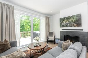 Posezení v ubytování Chalet Listra peace & spa - 16 min to Tremblant