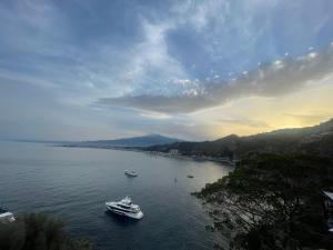 dos barcos en un gran cuerpo de agua en MARIDDA-experience rooms-, en Giardini Naxos