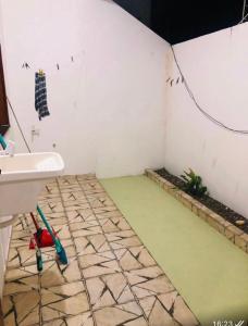 a bathroom with a green floor and a sink at Casas Aracaju Temporada inteira 900 m da passarela in Aracaju +17 photos