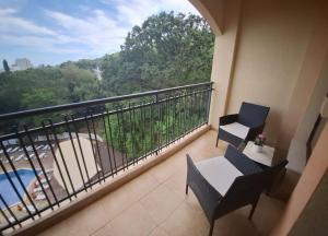 een balkon met een tafel en stoelen en uitzicht bij golden sands flat 147 in Goudstrand