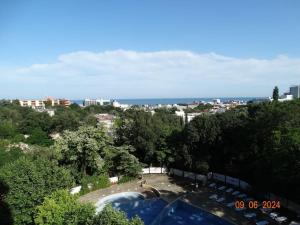 uitzicht op een park met een zwembad bij golden sands flat 147 in Goudstrand