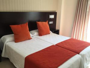 Tempat tidur dalam kamar di Hotel Pradillo Conil