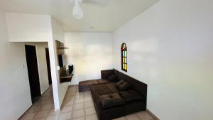 un soggiorno con divano e una vetrata colorata di Casa Jardim Colorado a Vila Velha Altre 10 foto