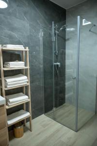 ein Badezimmer mit Dusche mit Glastür in der Unterkunft Apartamenty Fala in Międzywodzie + 26 Fotos