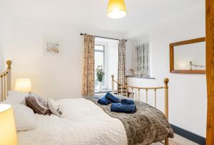 コベラックにあるJourneys End with stunning Sea views from the Headlandのベッドルーム1室(青いタオル2枚付)
