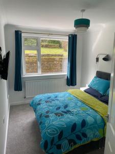 una camera da letto con un letto e una finestra di Slieve Gallion, Rural Retreat with Lough Erne View a Church Hill