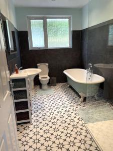 un bagno con due lavandini, una vasca e un WC di Slieve Gallion, Rural Retreat with Lough Erne View a Church Hill
