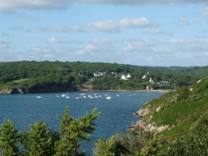 a group of boats floating on a large body of water at Maison en bord de mer - Plougastel-Daoulas - 6 à 8 personnnes in Plougastel-Daoulas
