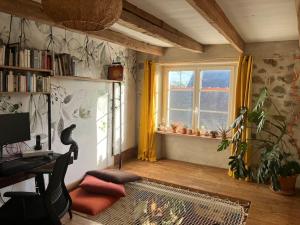 a living room with a desk and a window at Maison en bord de mer - Plougastel-Daoulas - 6 à 8 personnnes in Plougastel-Daoulas