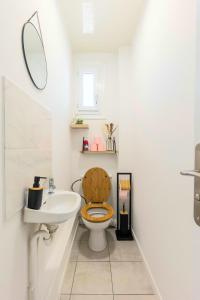 a bathroom with a toilet and a sink at Jolie T5 familial 10p in Coulaines +49 photos