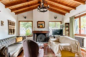 a living room with a couch and a fireplace at Encantadora Casa con bosquecito in San Carlos de Bariloche
