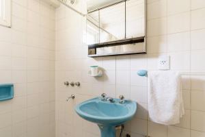 a bathroom with a blue sink and a mirror at Encantadora Casa con bosquecito in San Carlos de Bariloche +28 photos