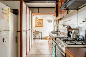 a kitchen with a stove and a counter top at Encantadora Casa con bosquecito in San Carlos de Bariloche