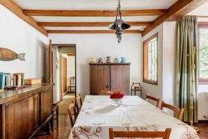 a dining room with a table and chairs at Encantadora Casa con bosquecito in San Carlos de Bariloche