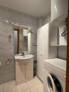 Un baño con lavabo y lavadora. en Apartamento Calablanca con amplia terraza y vistas al mar y a la montaña, en Alcossebre