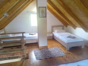 Zimmer im Dachgeschoss mit 2 Betten und einer Treppe in der Unterkunft Apartment Pivljanka in Plužine + 17 Fotos