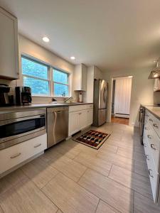 Il comprend une grande cuisine équipée d'un évier et d'un réfrigérateur. dans l'établissement Hard Aground - Ocean View - Pet Friendly! SWH, à Southwest Harbor