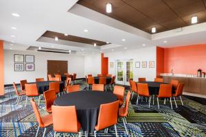 einen Konferenzraum mit einem Tisch und Stühlen in der Unterkunft Holiday Inn Express - Spring Hill FLORIDA, an IHG Hotel in Spring Hill