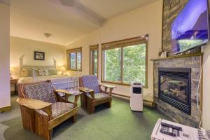 a bedroom with a bed and a fireplace at Auberge Le Lupin-Self Check-in in Mont-Tremblant