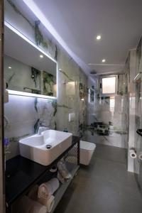 Ένα μπάνιο στο Villa Hasani 24 +130 φωτογραφίες