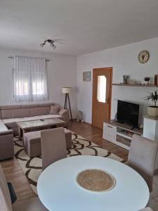 莫斯塔尔Portofino Guest House Blagaj的客厅里有一张沙发和一张桌子。