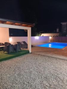 莫斯塔尔Portofino Guest House Blagaj的后院,晚上设有游泳池