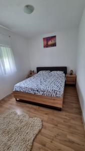 莫斯塔尔Portofino Guest House Blagaj的一间带床和地毯的卧室 更多3张照片