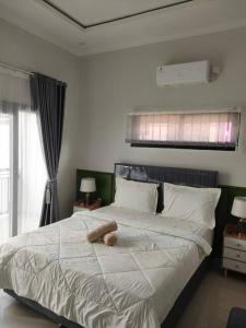 CireungitVilla galunggung rooftop Tasikmalaya的一张放着毛绒玩具的床