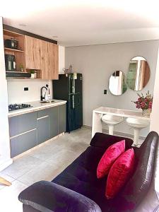 a living room with a couch and a kitchen at Apartamento Premium Sabaneta in Sabaneta +17 photos