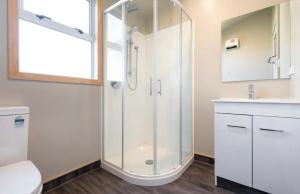 un bagno con doccia e lavandino di Low Cost Accommodation a Dunedin