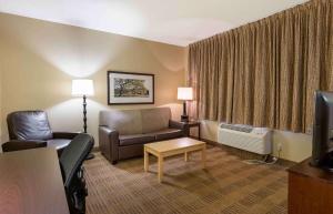 O zonă de relaxare la Extended Stay America Select Suites - Peoria - North