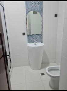 een badkamer met een wastafel en een toilet bij Mestura Marina Tanger in Tanger