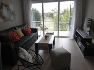un salon avec un canapé et une table dans l'établissement Del Sol Dto 210, à Pinamar